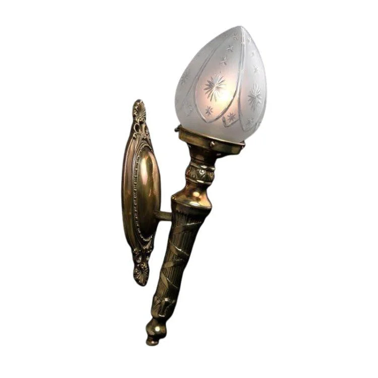 Metal Floor Lamp with a Matte Black Finish for a Sleek LookMetal Floor Lamp with a Matte Black Finish for a Sleek LookPinestar Art Deco Wall Light WALL32